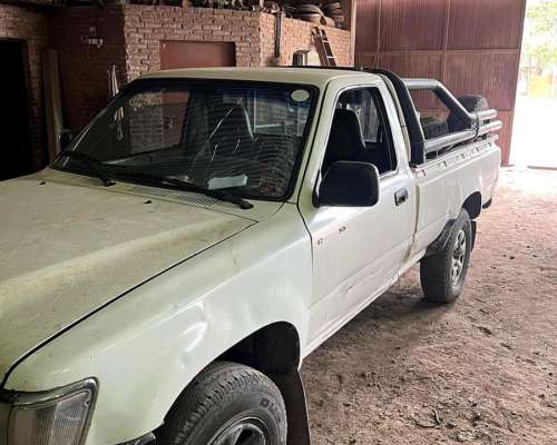 Vendo Toyota Hilux 4X2 Usada