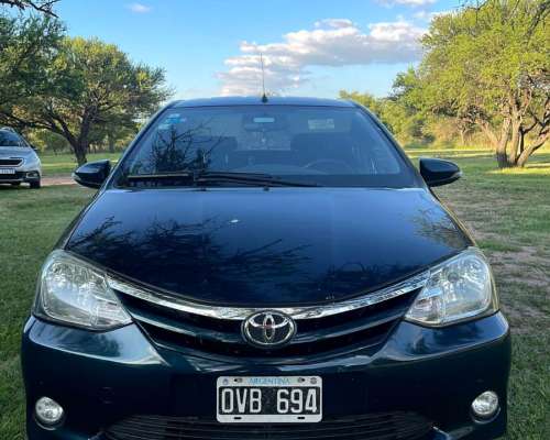 Toyota Etios Sedan XLS 4p 2015 88.000km $13.900.000 MAN R/M