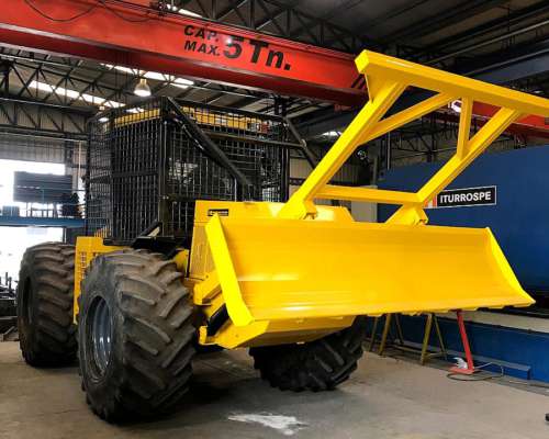 Pauny 540 con Equipamiento Forestal