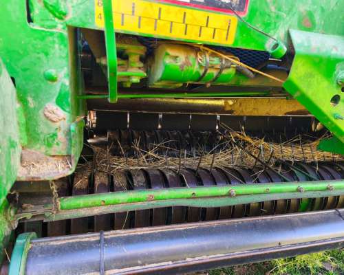 Rotoenfardadora John Deere 568