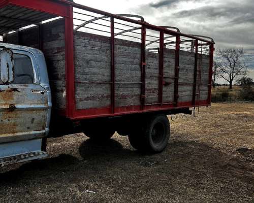 Camión Ford 600, con Motor Perkin 6 Cilindros