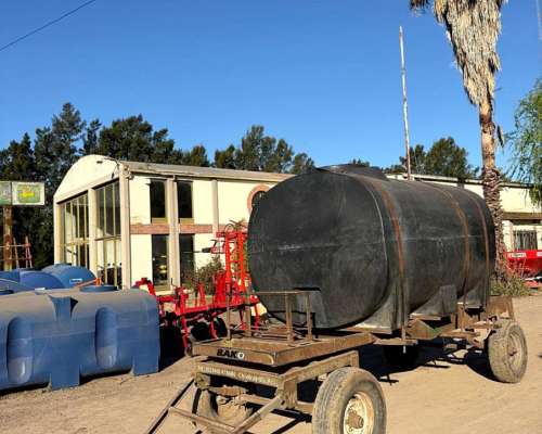 Acoplado Tanque de Apoyo de 4000 Litros con Rompeolas