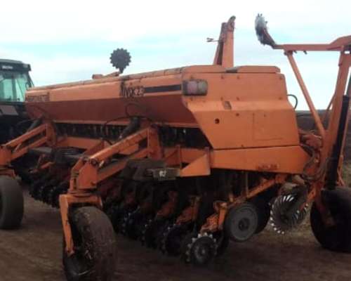 Agrometal MXY de 23 a 21 con Monitor de Siembra Cuffia