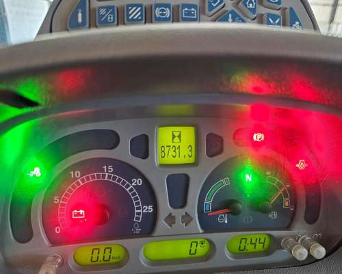 New Holland T 7060 año 2012, con 8800 Aprox.