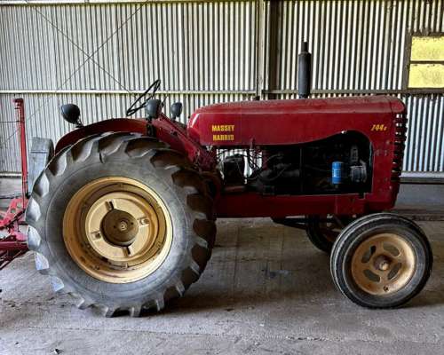 Tractor Massey Harris con Segadora para Colección