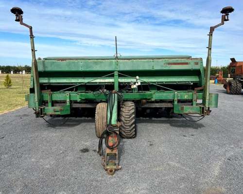 Sembradora John Deere de 25 Líneas a 17.5 con Alfalfero