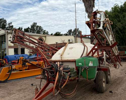 Pulverizador Osinaldi de 2000 Lts con 21 Mts de Botalon
