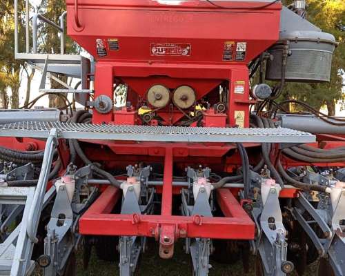 Sembradora Apache 18000. Usada