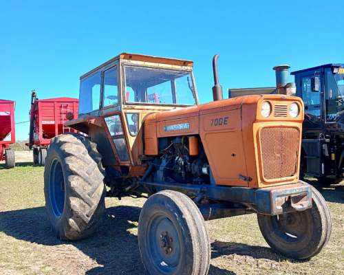 Tractor Fiat 700e con Cabina