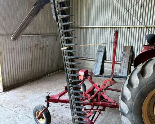 Tractor Massey Harris con Segadora para Colección