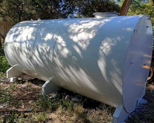 Tanque con Apoyos muy Buen Estado, con Entrada de Hombre