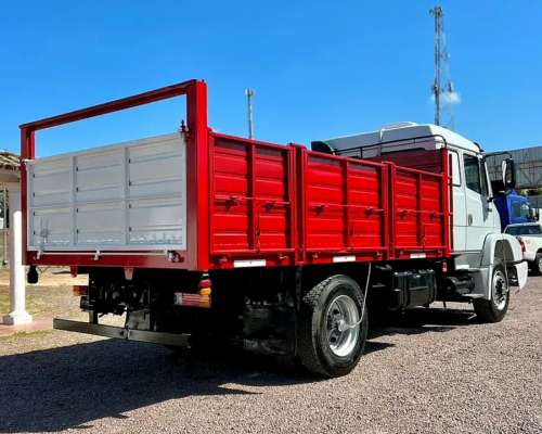 Camion Mercedes Benz L1620 año 2005 con Baranda Volcable