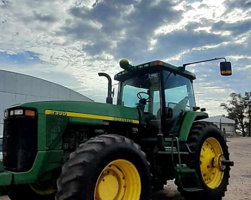 Tractor John Deere 8300 con Piloto