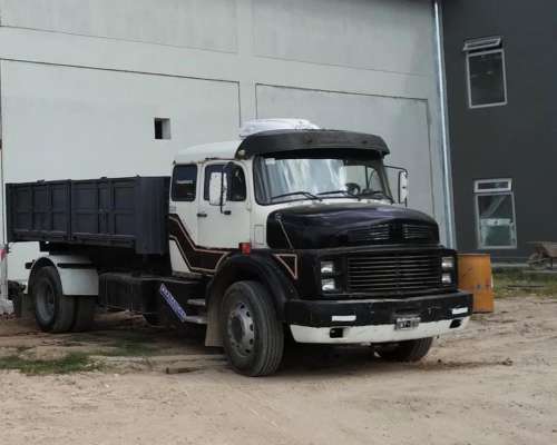 Mercedes Benz 1526, con Caja Bivuelco