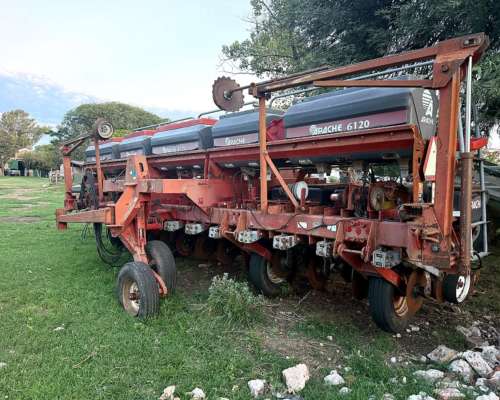Vendo Sembradora Apache 6120.
