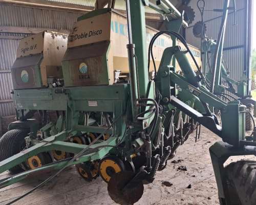 Sembradora de 27 a 19 con Alfalfero y Fertilizante en Linea