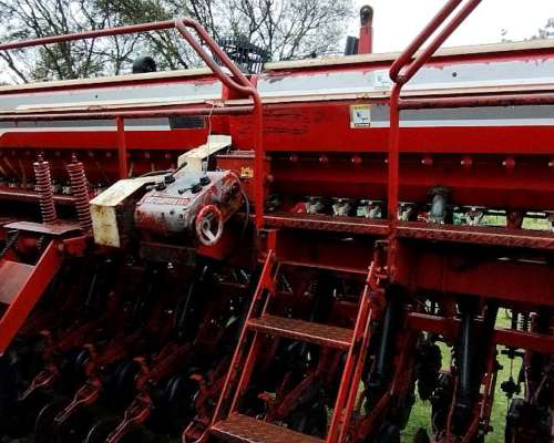 Sembradora Crucianelli 3520 con Alfalfero y Sensores Cuffia