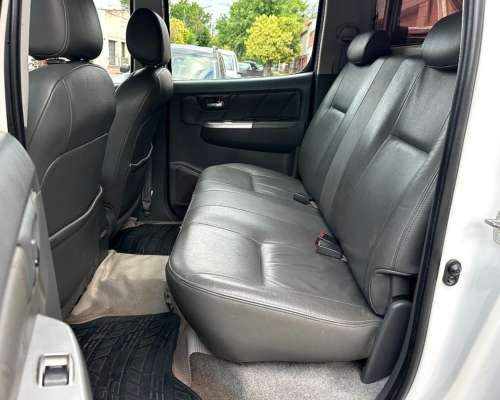 Oport. Solo 137.033 KM. Toyota Hilux SRV 4X2 C/D 3.0 Cuero