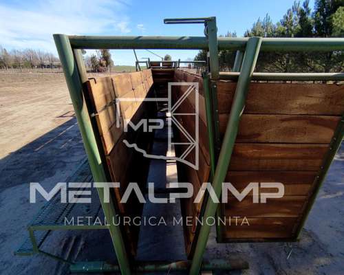 Casilla de Operar y Manga Reforzada de Caño y Madera.