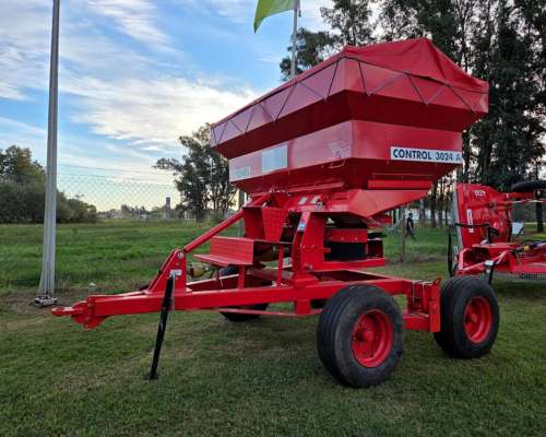 Fertilizadora al Voleo Yomel 3024 a