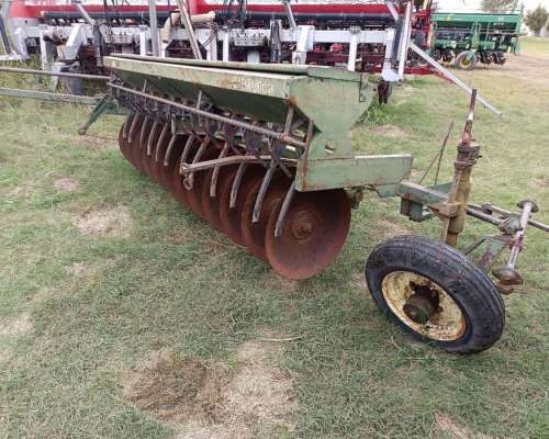 Cultivador Múltiple 12 Discos con Cajón Sembrador