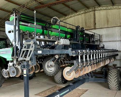 Sembradora Brioschi Autotrailer, 22 Líneas a 35 CM,