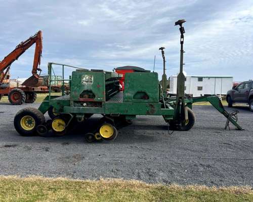 Sembradora John Deere de 25 Líneas a 17.5 con Alfalfero