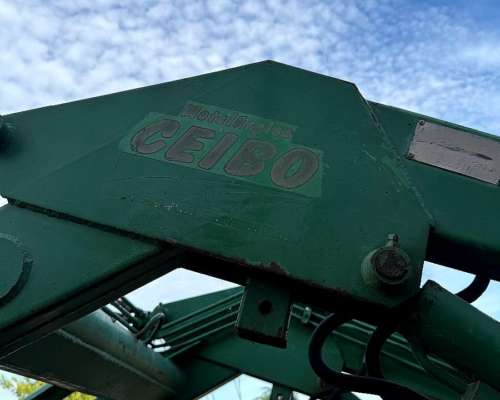 Massey Ferguson 1078 con Pala