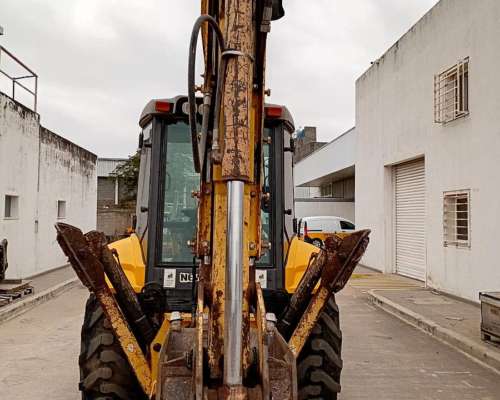 New Holland Retroexcavadora - año 2013