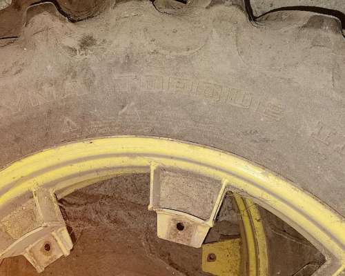 Cubiertas Godyear y Llantas John Deere