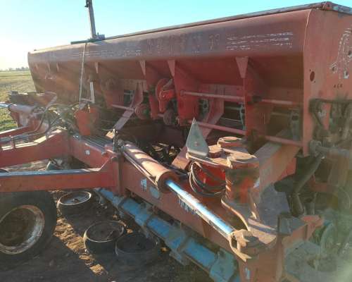 Vendo Sembradora Apache 9000 con Equipo Alfalfero Reparada