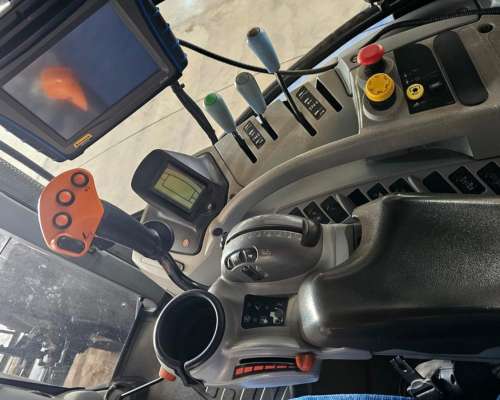 New Holland T 7060 año 2012, con 8800 Aprox.