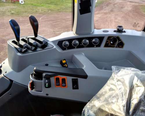 Tractor Valtra a 114.