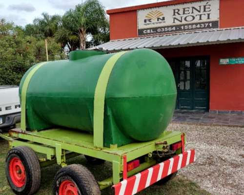 Acoplado de 2 Ejes de 2 Mil Litros de Agua.