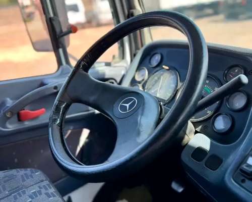 Camion Mercedes Benz L1620 año 2005 con Baranda Volcable