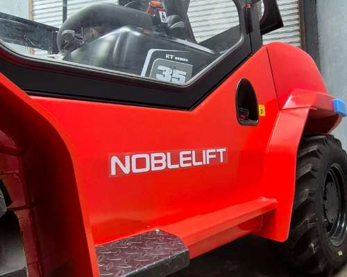 Autoelevador Diesel 4X4 Noblelift 3530 (todo Terreno)