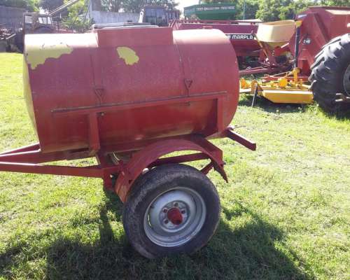 Acoplado de 1 Eje con Tanque Plástico para 1500 Litros