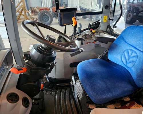 New Holland T 7060 año 2012, con 8800 Aprox.