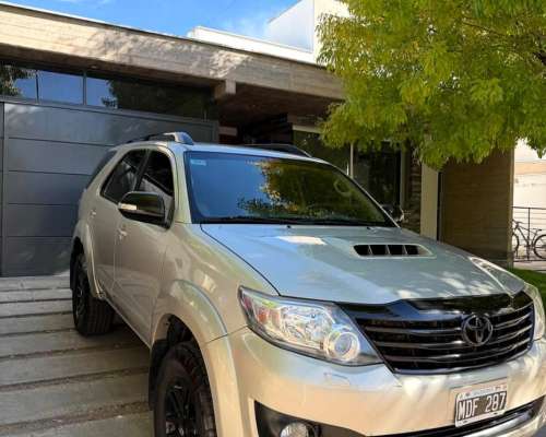 Toyota Hilux SW4 SRV 4X4 año 2013
