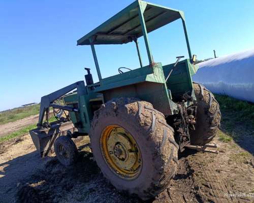 John Deere 2420 con Pala
