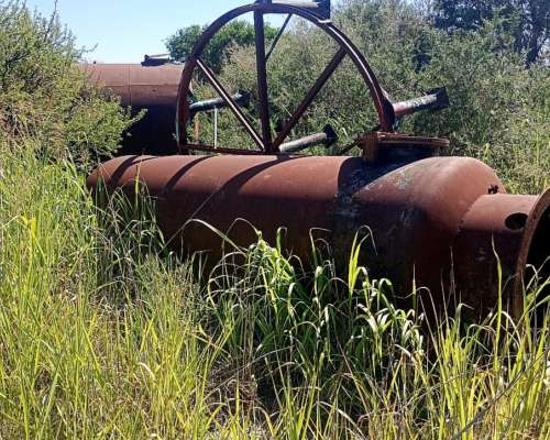 2 Tanques Verticales,cap 18.800 L C/U con Base de Apoyo