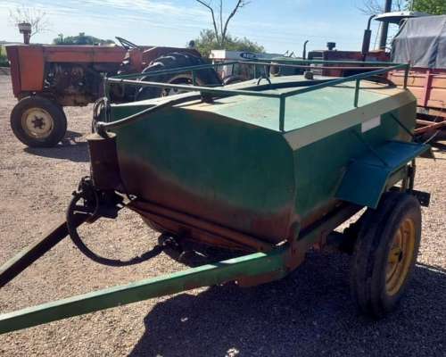 Acoplado Cisterna 1500 Litros con Bomba