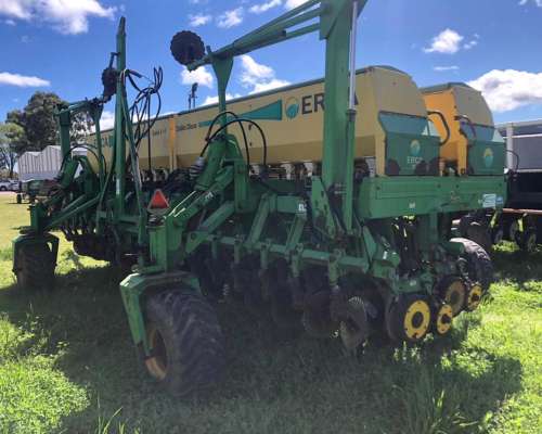 Sembradora Erca de 33 Lineas a 19 cm con Monitor.