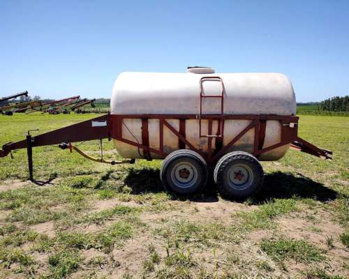 Acoplado Tanque Rotor Plástico de 6800 Lts