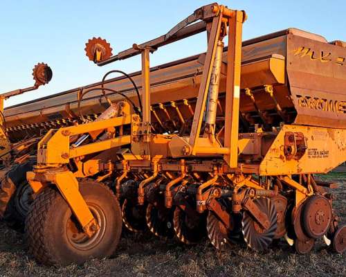 Sembradora Agrometal MX 33 a 21 Alfalfero y Fertilización