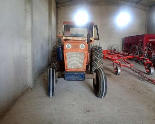 Tractor Fiat 700 e muy Buen Estado