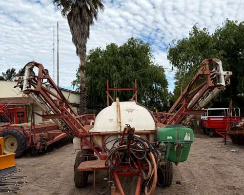 Pulverizador Osinaldi de 2000 Lts con 21 Mts de Botalon