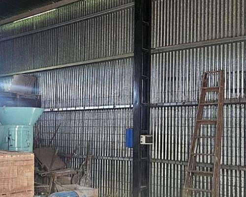 Galpón con Máquina para Fabricar Ladrillos