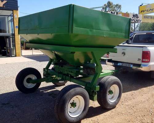 Fertilizadora de 3.000 Kg Reparada