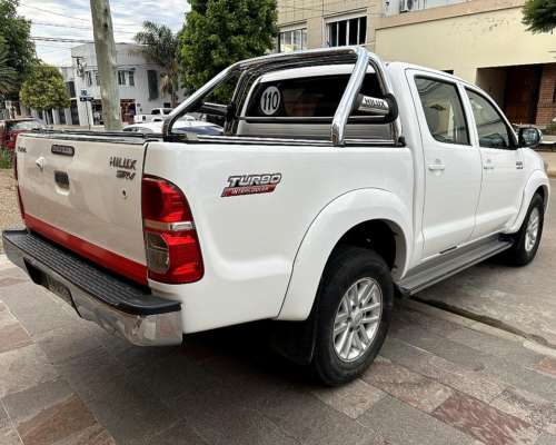 Oport. Solo 137.033 KM. Toyota Hilux SRV 4X2 C/D 3.0 Cuero